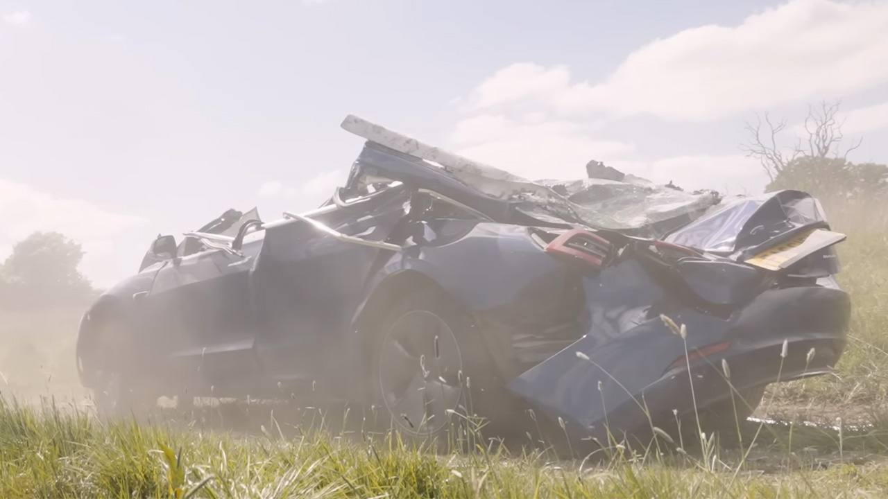 Tesla'yı tankla ezdiler