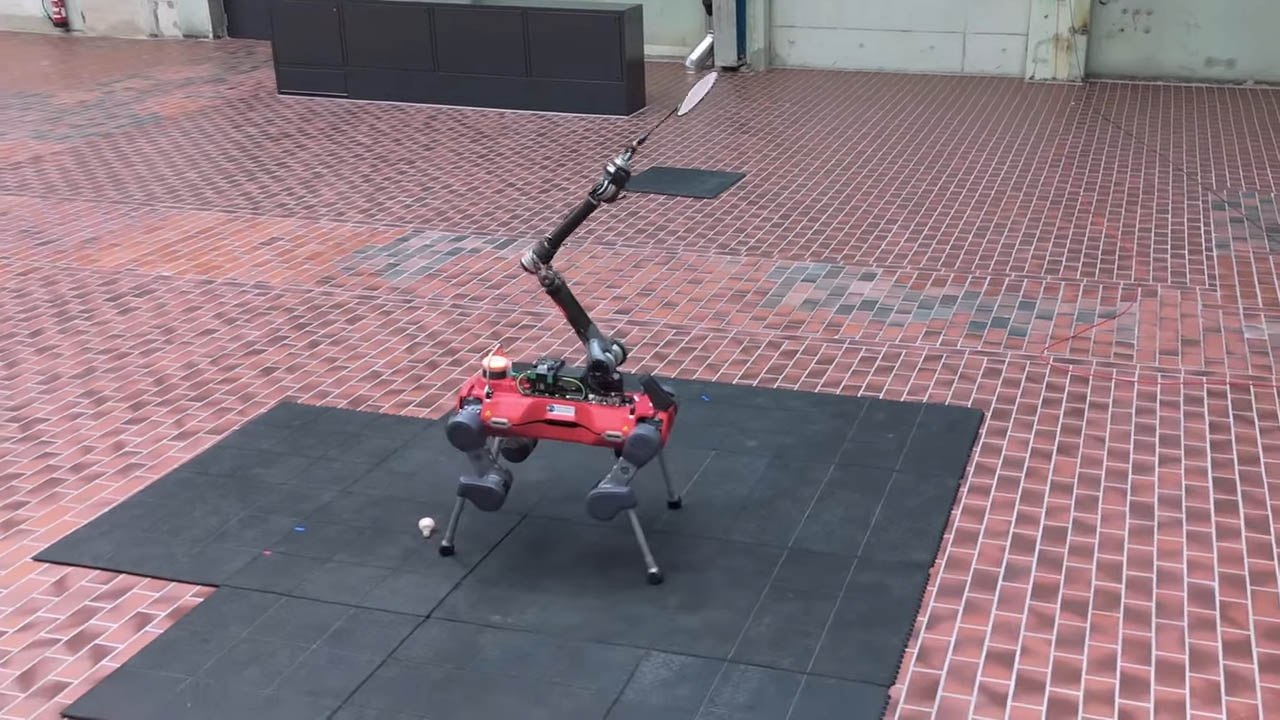 Badminton oynayabilen robot