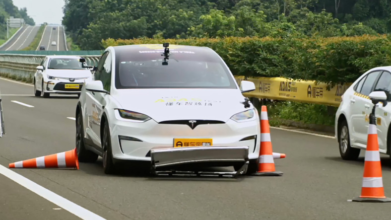 Tesla'nın otonom sürüş sistemi diğerlerinden daha iyi