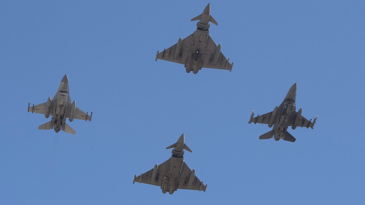 Eurofighter Typhoon vs f-16