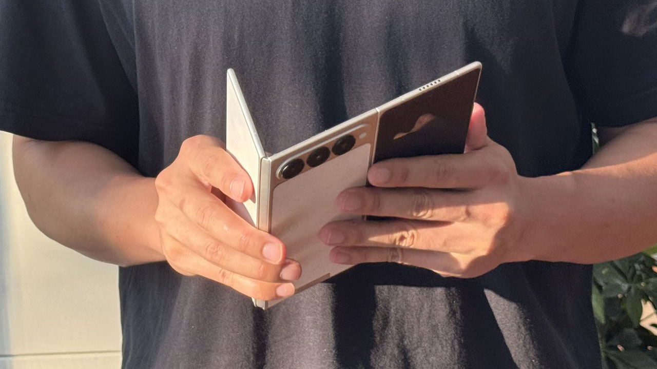 TECNO üçe katlanan telefon