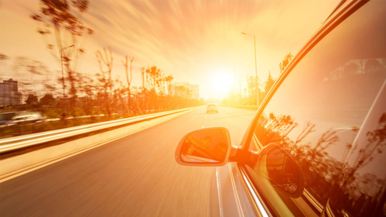 sıcak havada giden araba