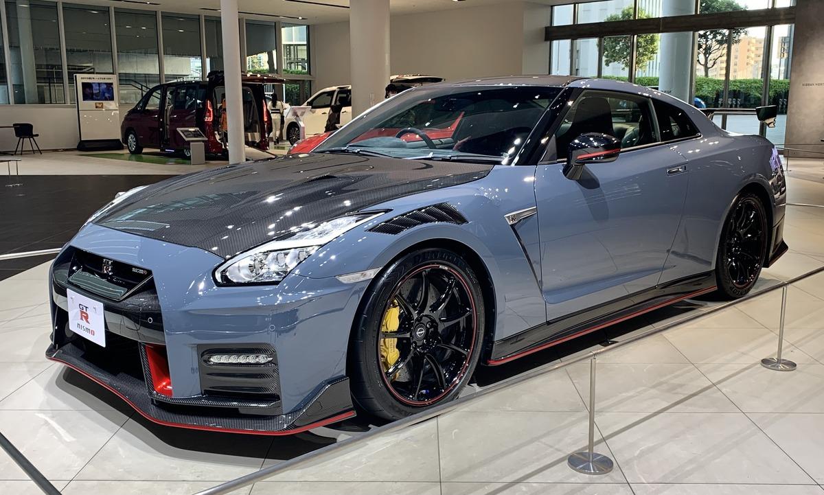Nissan_GT-R_Nismo_(R35),_2022,_front