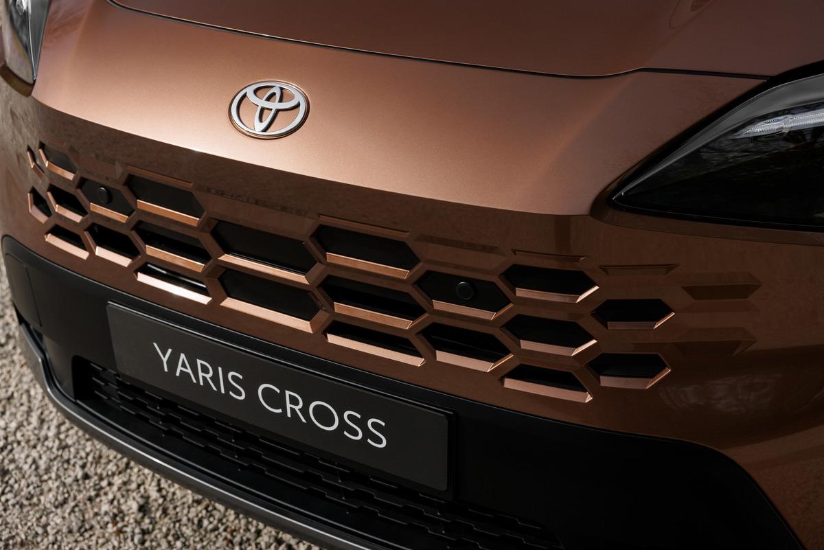 Yaris-Cross_High-Grade_Precious-Bronze_Exterior-01-1