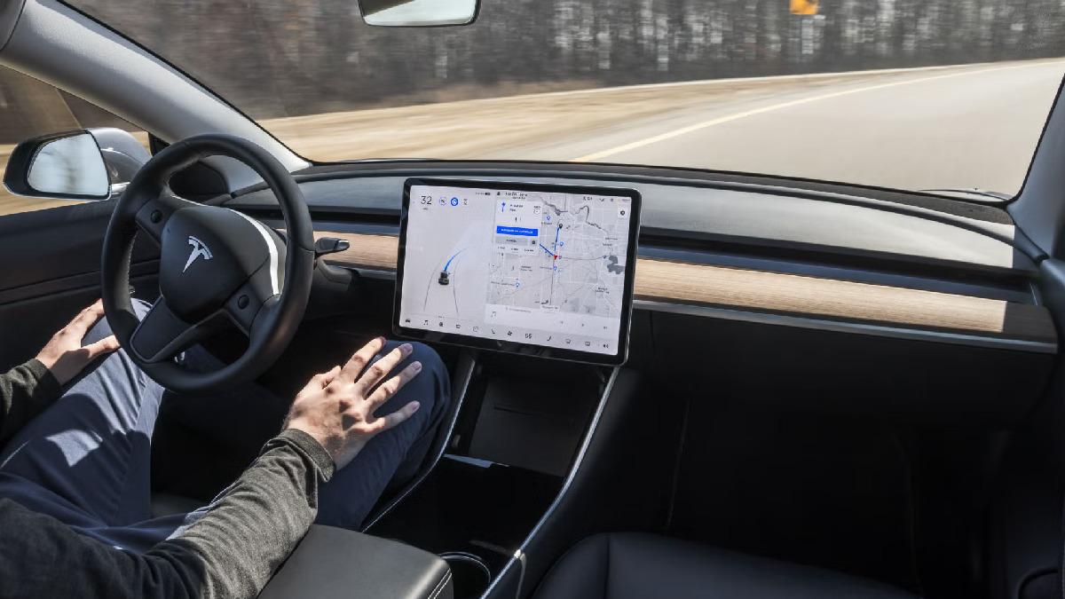 Otopilot Modundaki Tesla, Eve Çarptı! Bir Kadın Hayatını Kaybetti