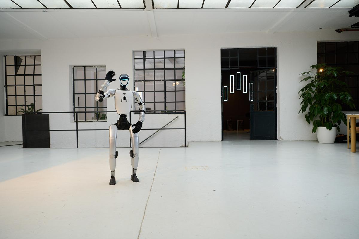 MicroAGI_Humanoid_Showroom