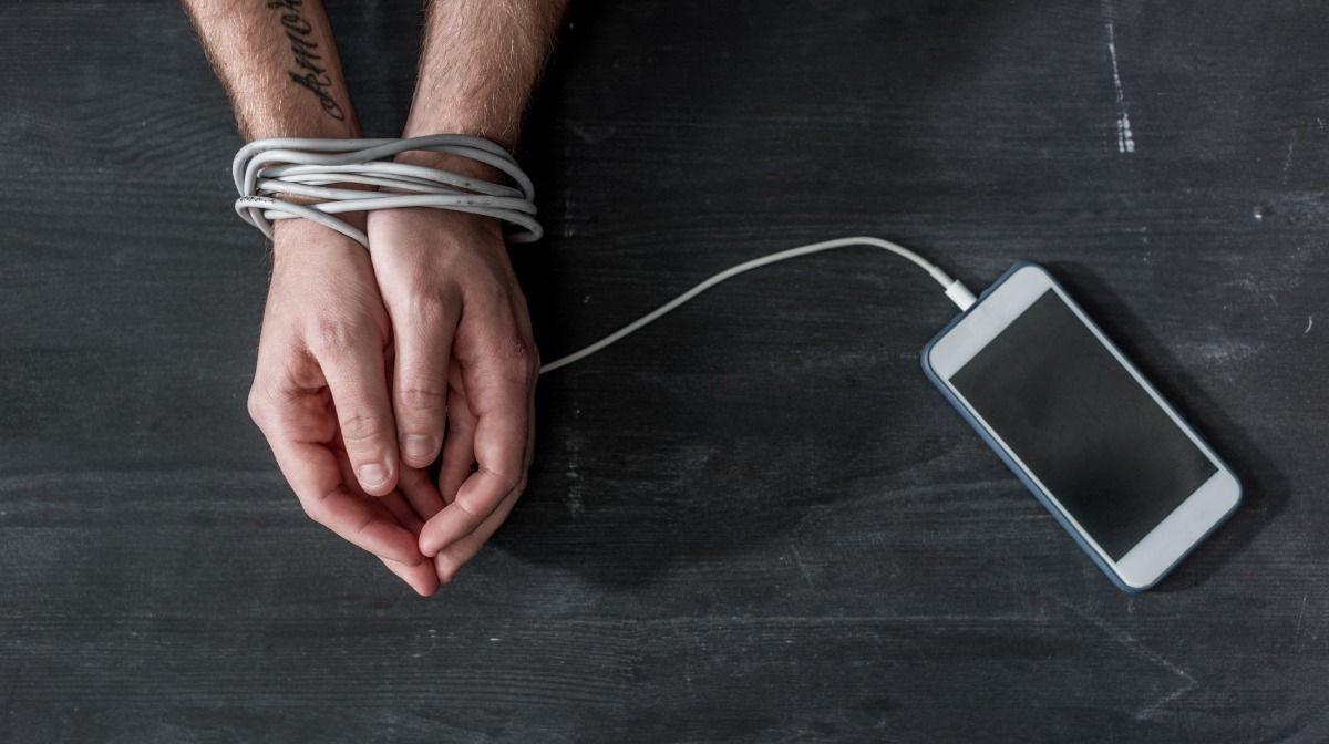 Endless-Scrolling-Illegal-Social-Media-Addiction