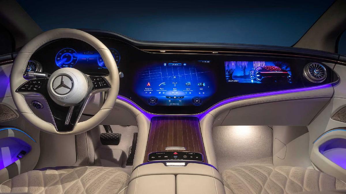 Mercedes-Benz Tamanen Ekran Sevdasına Ara Veriyor: Fiziksel Düğmeler Geri Dönecek!