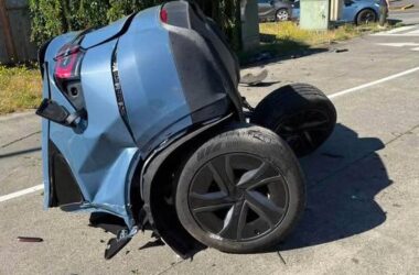 Otonom Sürüş Sırasında Kaza Yapan Bir Tesla, İkiye Bölündü!