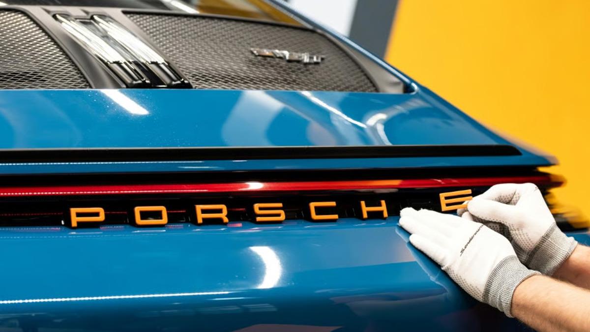 Porsche, Sadece Otomobil Üretimine Odaklanmak İçin Yazılım Şirketini Sattı!