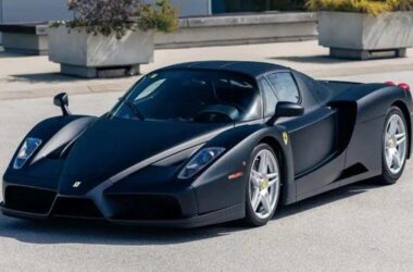 Brunei Kraliyet Ailesi’nin Özel Siparişi: Dünyadaki Tek Mat Siyah Ferrari Enzo Rekor Fiyata Satılacak!