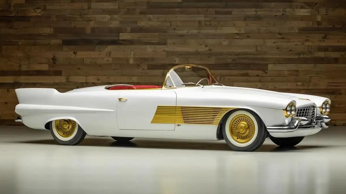 Altın Kaplamalı 1953 Model Klasik Cadillac Elegante, Dudak Uçuklatan Rekor Fiyata Satıldı!