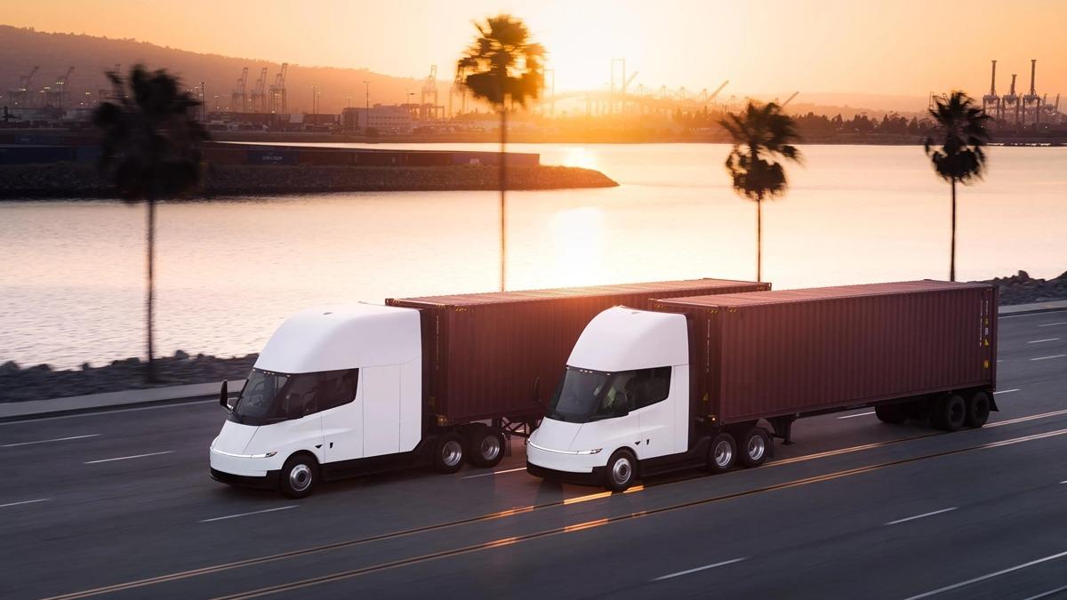 Tesla, Elektrikli Tır Modeli Semi’nin Teslimatlarına Başlıyor (Tekrar Ertelenmezse Tabii)