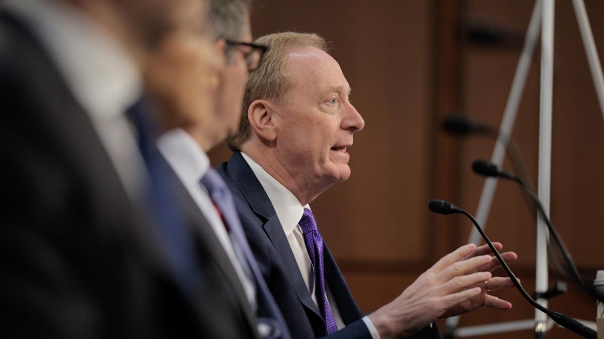 Microsoft Başkanından Çarpıcı Uyarı: "Yapay Zekâ, Sütten Bile Daha Az Denetleniyor"