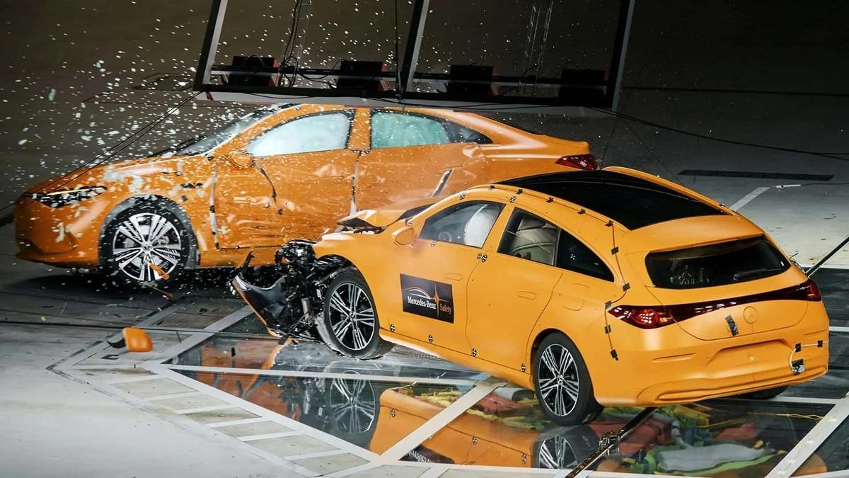 Mercedes İki Elektrikli Otomobilini Birbirine Çarpıştırdı: Testin Sonuçları Epey İlginç!