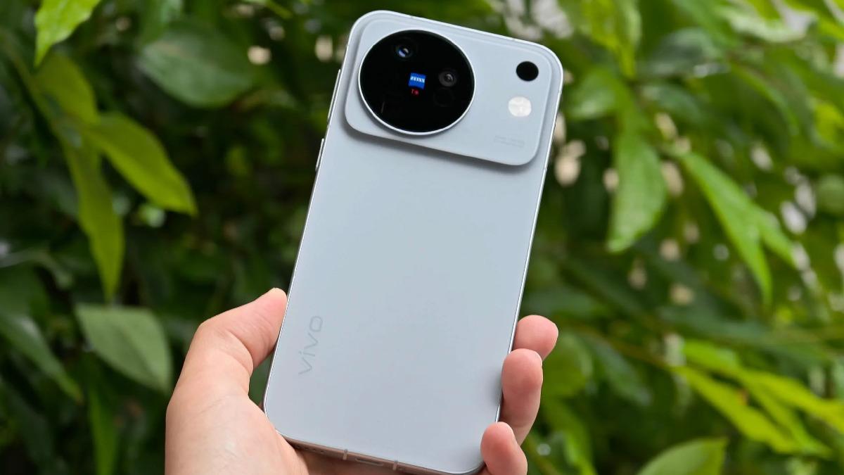 vivo X500s’in Ekran Özellikleri Sızdırıldı: Hem Kocaman Hem de Çok Akıcı Bir Ekranla Gelecek!