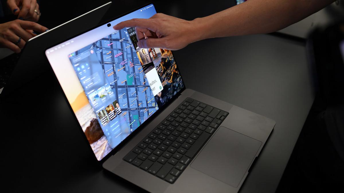 CEO Açıkladı: Apple, MacBook Pro’ya Dokunmatik Ekran Eklemek İçin Neden Bekledi?